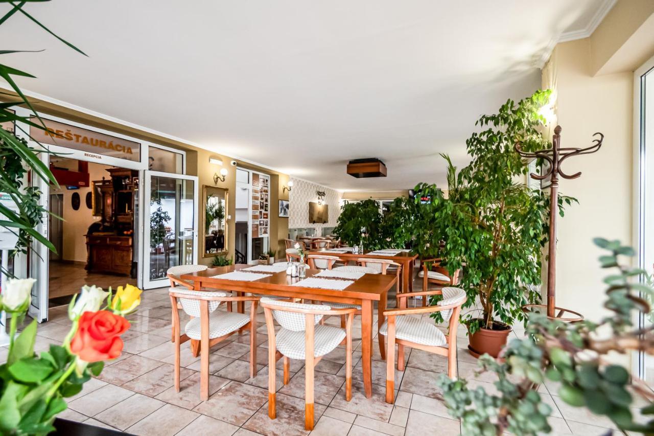Hotel Squash Centrum Prievidza Exteriör bild