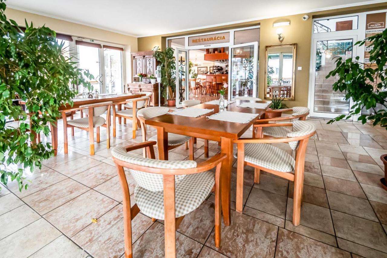 Hotel Squash Centrum Prievidza Exteriör bild