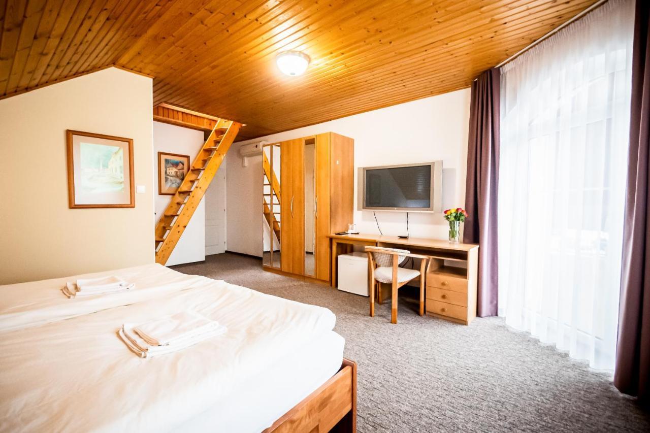 Hotel Squash Centrum Prievidza Exteriör bild