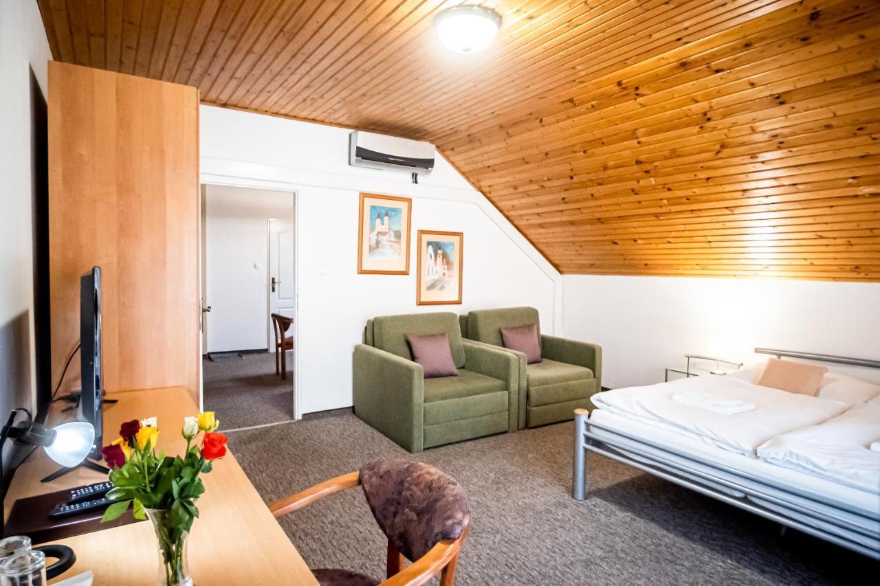 Hotel Squash Centrum Prievidza Exteriör bild