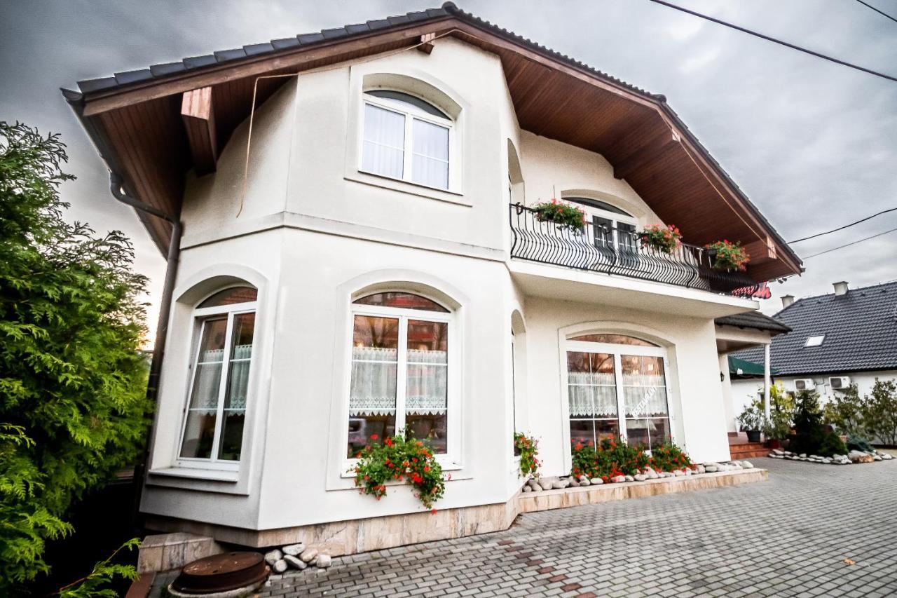 Hotel Squash Centrum Prievidza Exteriör bild