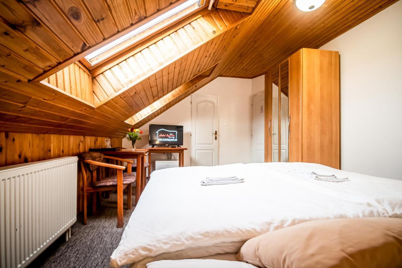 Hotel Squash Centrum Prievidza Exteriör bild