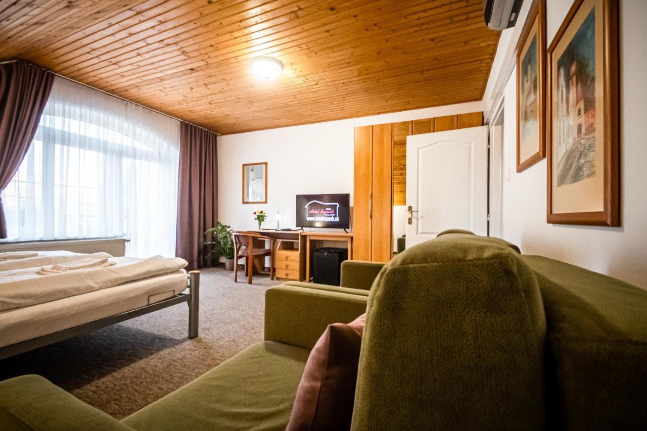 Hotel Squash Centrum Prievidza Exteriör bild