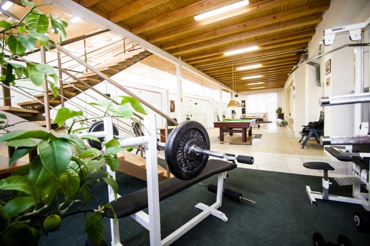 Hotel Squash Centrum Prievidza Exteriör bild